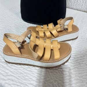 Universal Thread Tan Platform Fisherman Sandals